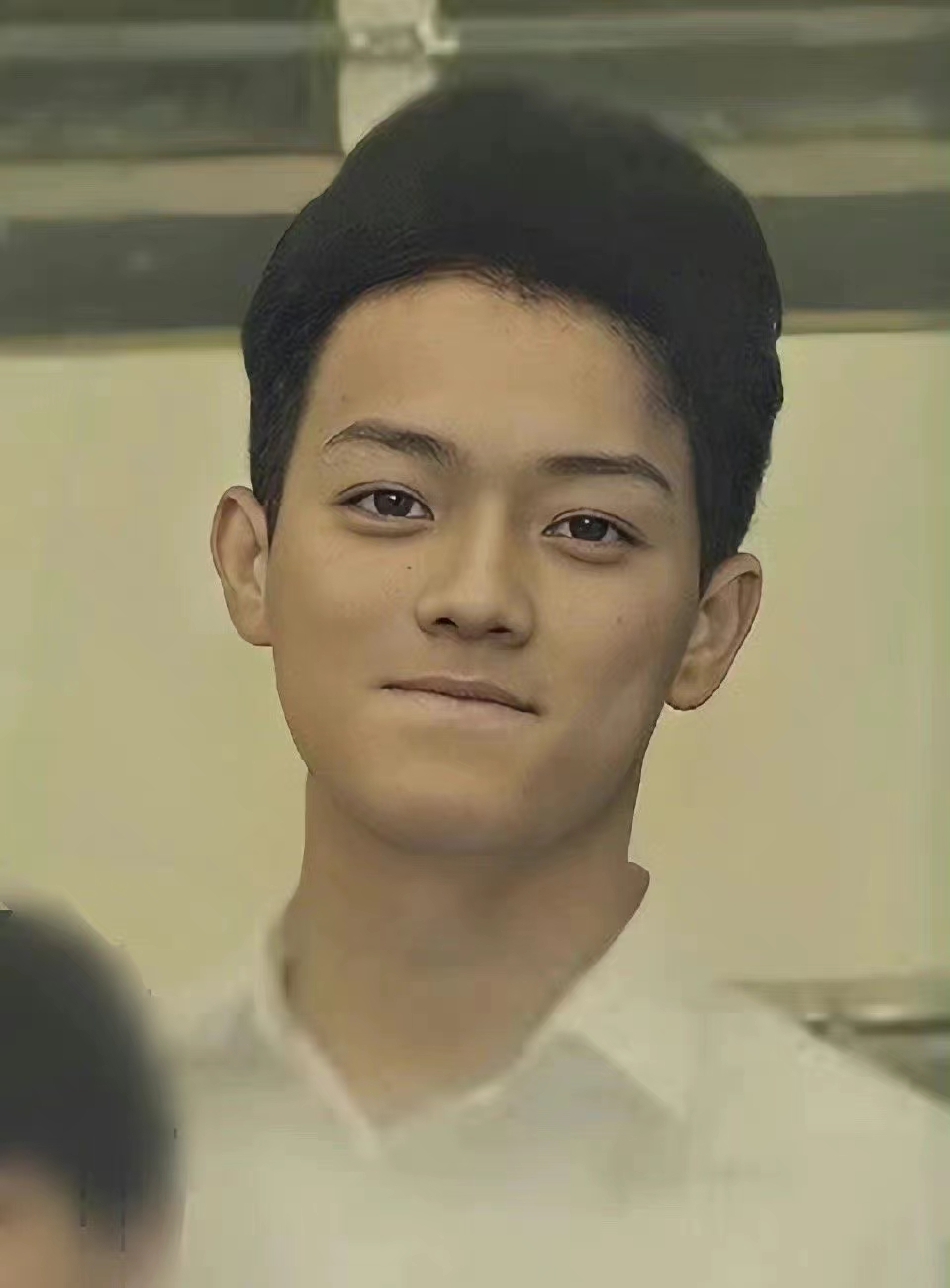 组图:许凯高中旧照曝光穿白衬衫浓眉大眼青涩帅气第3张图片 组图:许凯高中旧照曝光穿白衬衫浓眉大眼青涩帅气第3张图片