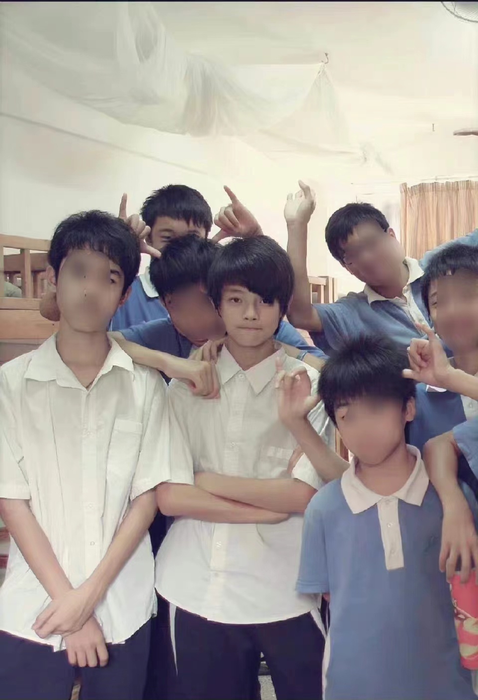 组图:许凯高中旧照曝光穿白衬衫浓眉大眼青涩帅气第2张图片 组图:许凯高中旧照曝光穿白衬衫浓眉大眼青涩帅气第2张图片