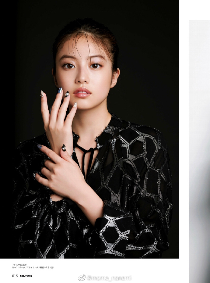 组图:今田美樱登杂志封面 示范亮色美甲搭配