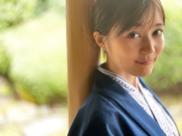 组图：生田绘梨花毕业纪念册先行公开 温泉浴衣笑容迷人_0
