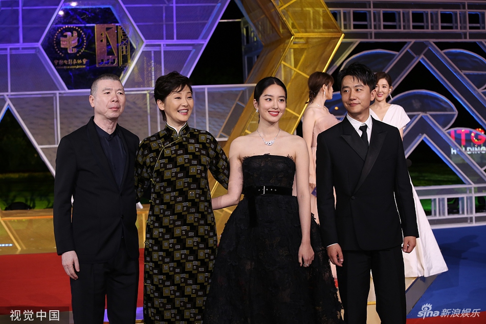 「奇趣网」超有爱！邓超孙俪齐走金鸡红毯 倪妮为刘诗诗整理裙摆