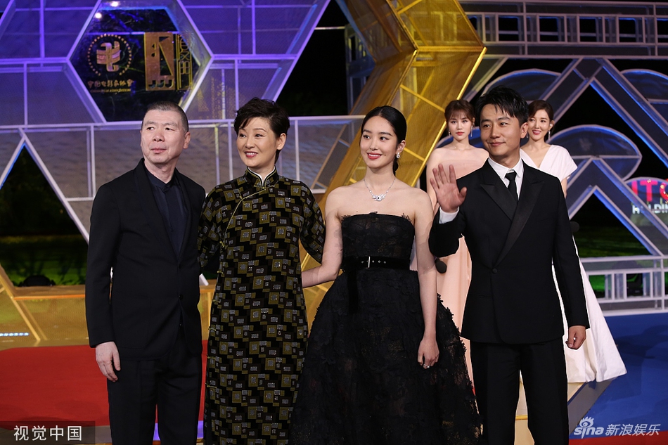 「奇趣网」超有爱！邓超孙俪齐走金鸡红毯 倪妮为刘诗诗整理裙摆