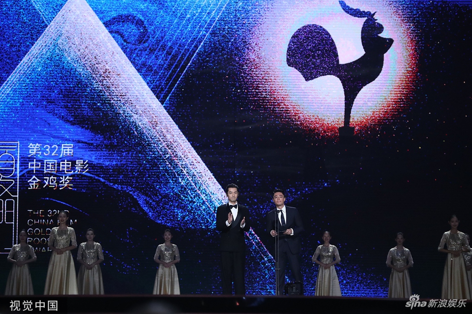 「奇趣网」超有爱！邓超孙俪齐走金鸡红毯 倪妮为刘诗诗整理裙摆