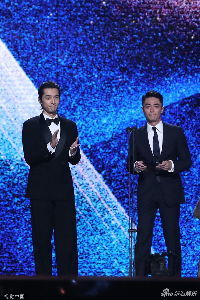 「奇趣网」超有爱！邓超孙俪齐走金鸡红毯 倪妮为刘诗诗整理裙摆