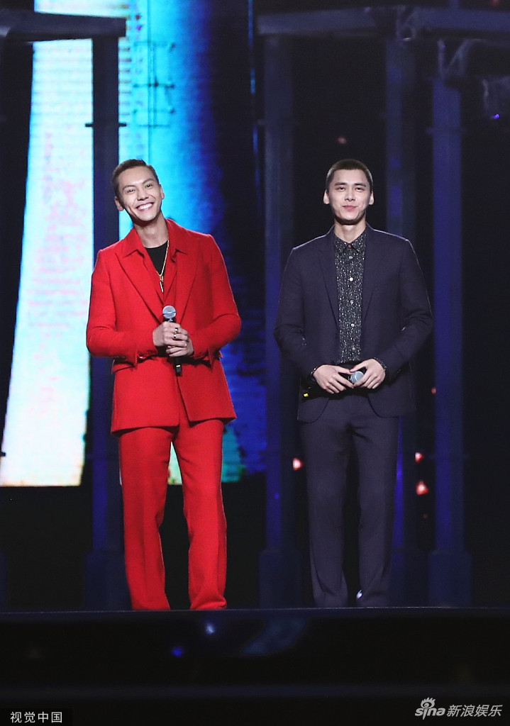 「奇趣网」超有爱！邓超孙俪齐走金鸡红毯 倪妮为刘诗诗整理裙摆