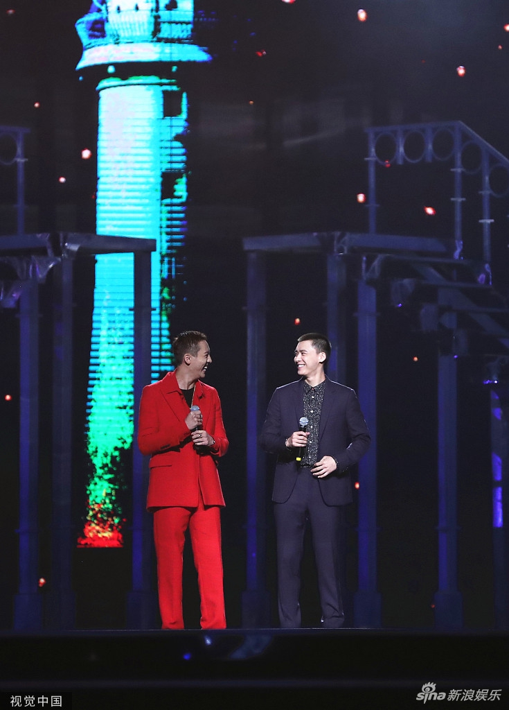 「奇趣网」超有爱！邓超孙俪齐走金鸡红毯 倪妮为刘诗诗整理裙摆