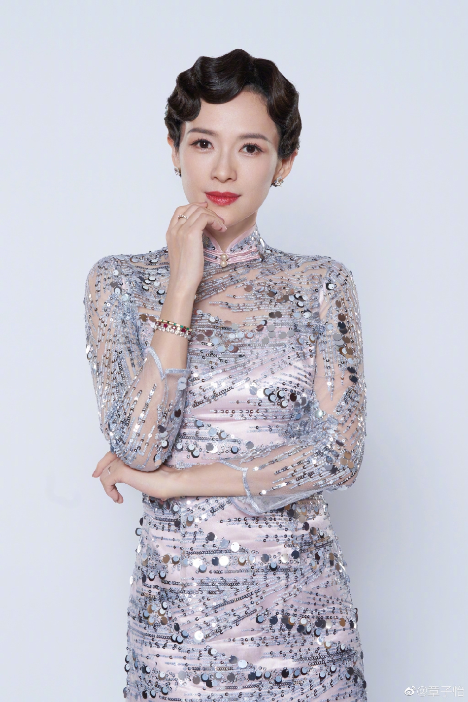 组图:章子怡穿亮片旗袍婉约复古感叹许久未扮上了第5张图片 组图:章子怡穿亮片旗袍婉约复古感叹许久未扮上了第5张图片