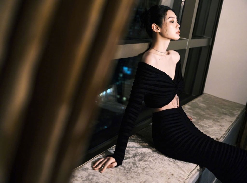 奚梦瑶黑色抹胸上衣秀锁骨直角肩 超模气场全开