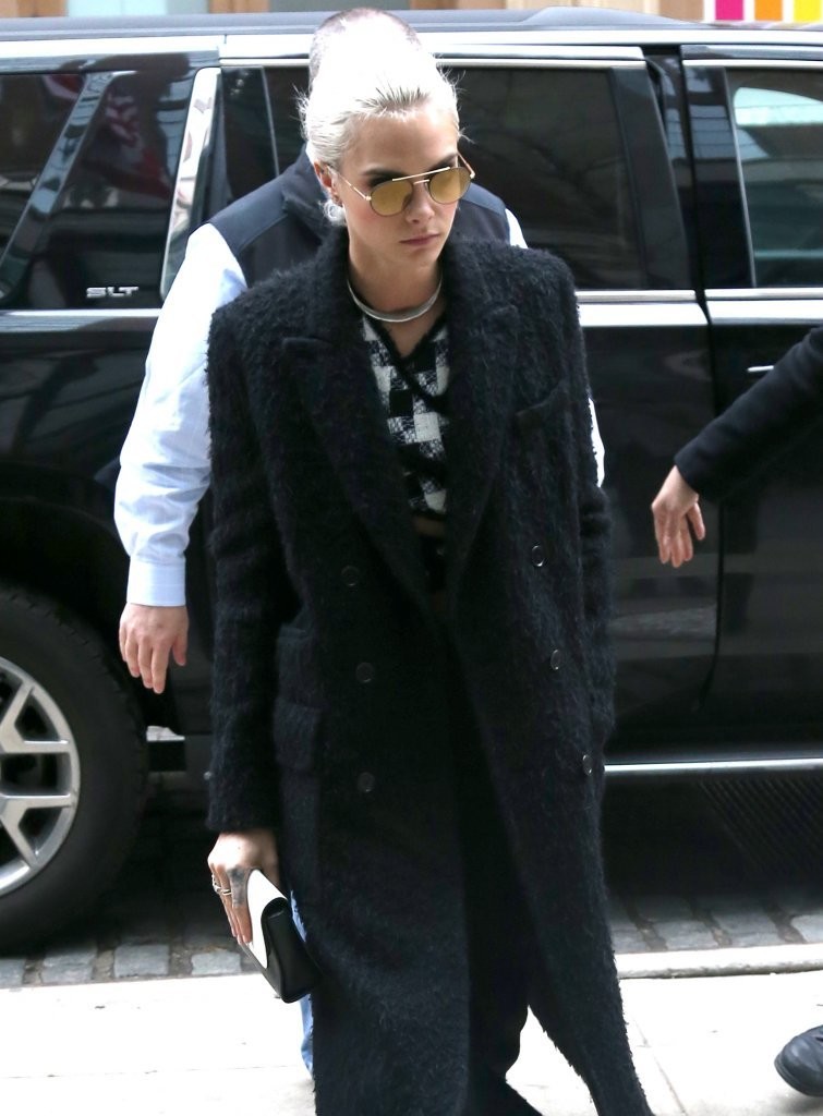 超模卡拉街拍银发惹眼戴墨镜扮酷 长大衣走路带风-知音女性网