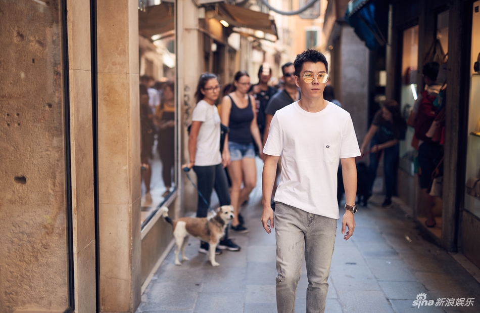 流连威尼斯小巷，王栎鑫买了一件不太贵的针织衫，他说早已经过了追求奢侈品的阶段了