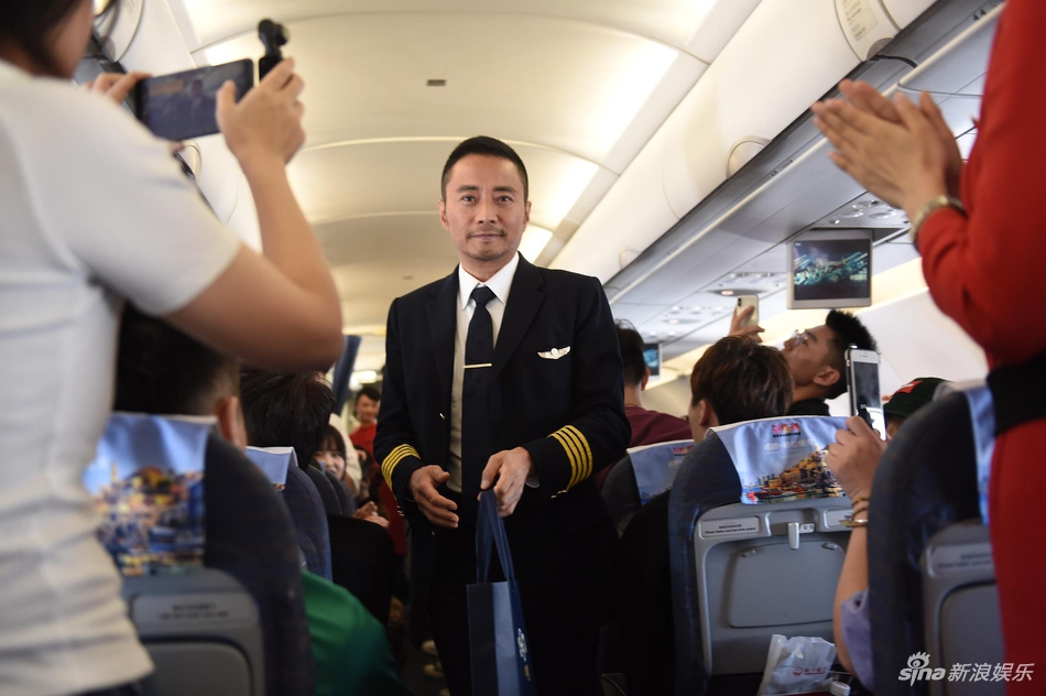 「奇趣网」《中国机长》空中办首映 张天爱当空姐发老干妈