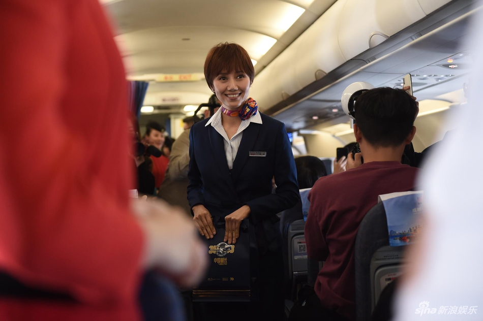 「奇趣网」《中国机长》空中办首映 张天爱当空姐发老干妈
