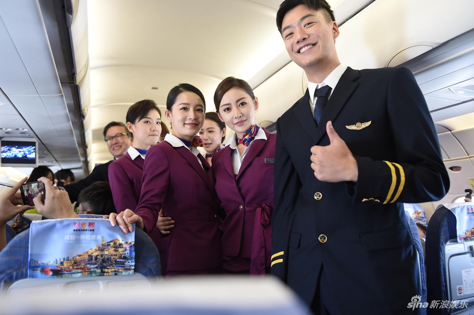 「奇趣网」《中国机长》空中办首映 张天爱当空姐发老干妈