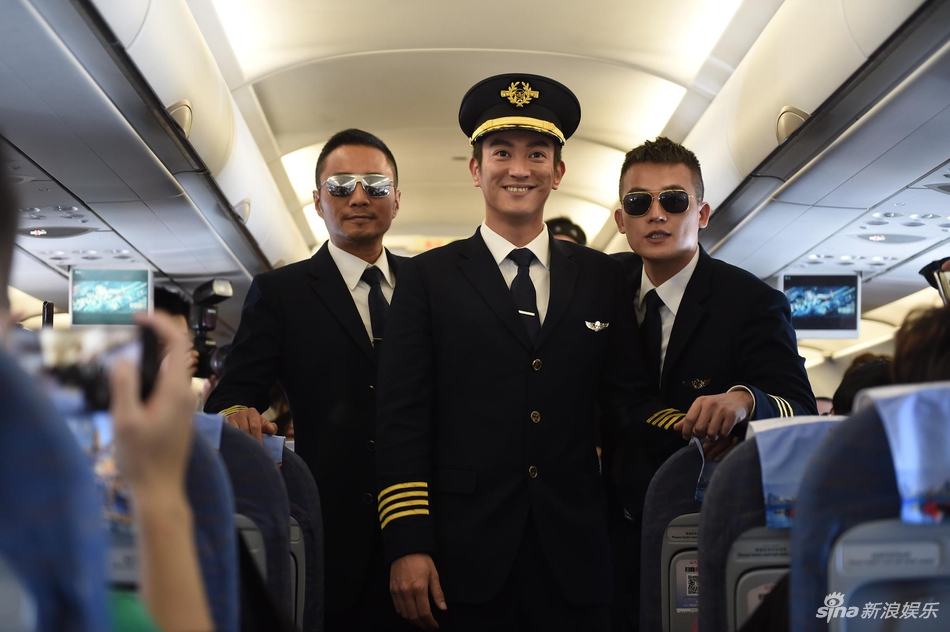 「奇趣网」《中国机长》空中办首映 张天爱当空姐发老干妈