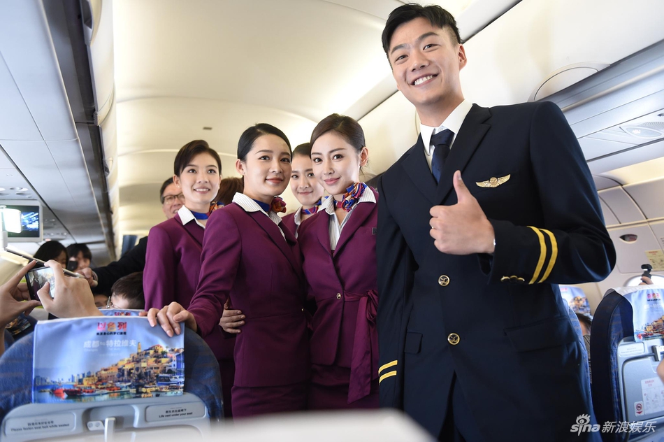 「奇趣网」《中国机长》空中办首映 张天爱当空姐发老干妈