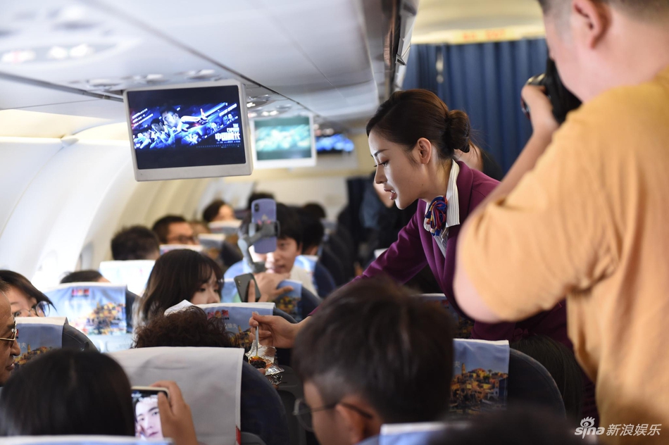 「奇趣网」《中国机长》空中办首映 张天爱当空姐发老干妈