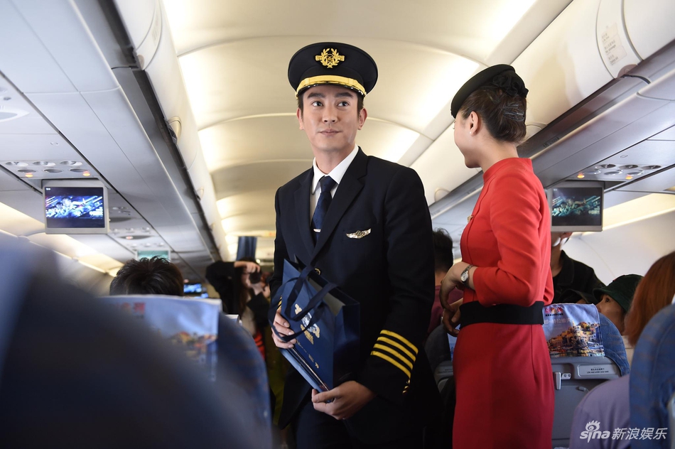 「奇趣网」《中国机长》空中办首映 张天爱当空姐发老干妈