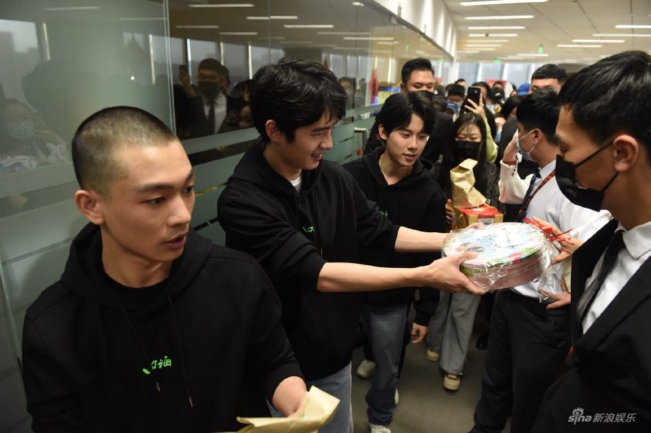 给员工发福利