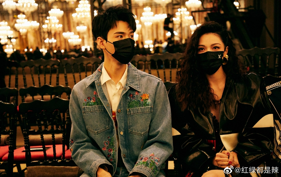 组图：龚俊钟楚曦同框合照 浓颜系帅哥美女养眼_3