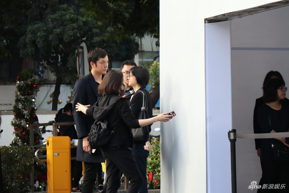 「奇趣网」高以翔遗体告别追悼会举行 浙江卫视总监现身快闪进场