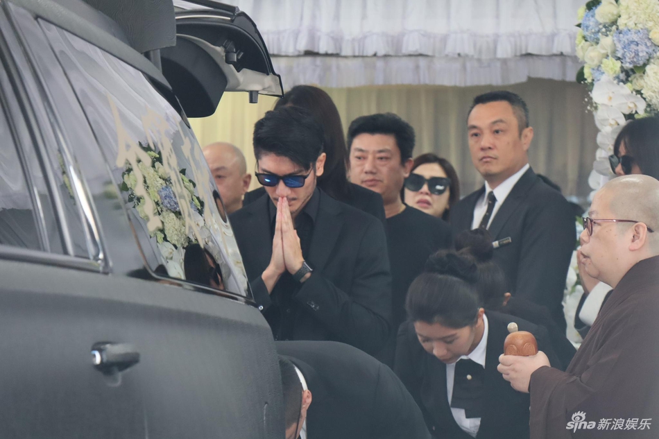 「奇趣网」高以翔遗体告别追悼会举行 浙江卫视总监现身快闪进场