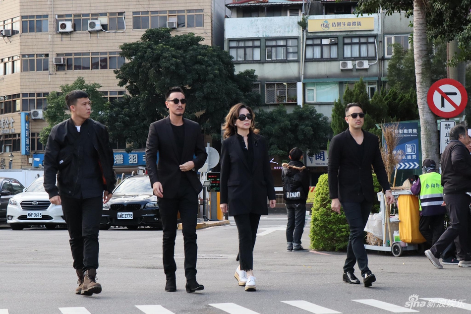 「奇趣网」高以翔遗体告别追悼会举行 浙江卫视总监现身快闪进场