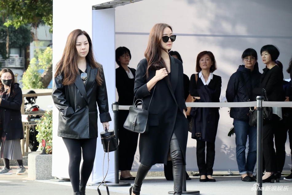 「奇趣网」高以翔遗体告别追悼会举行 浙江卫视总监现身快闪进场