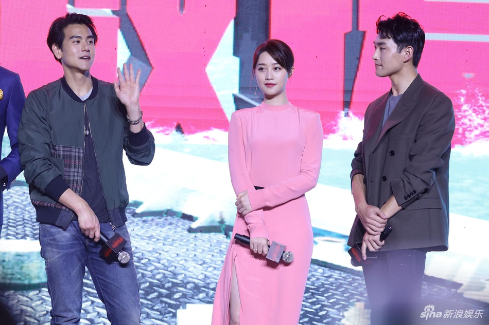 [奇趣网]《紧急救援》彭于晏玩导演人形立牌 向真实救援人比心