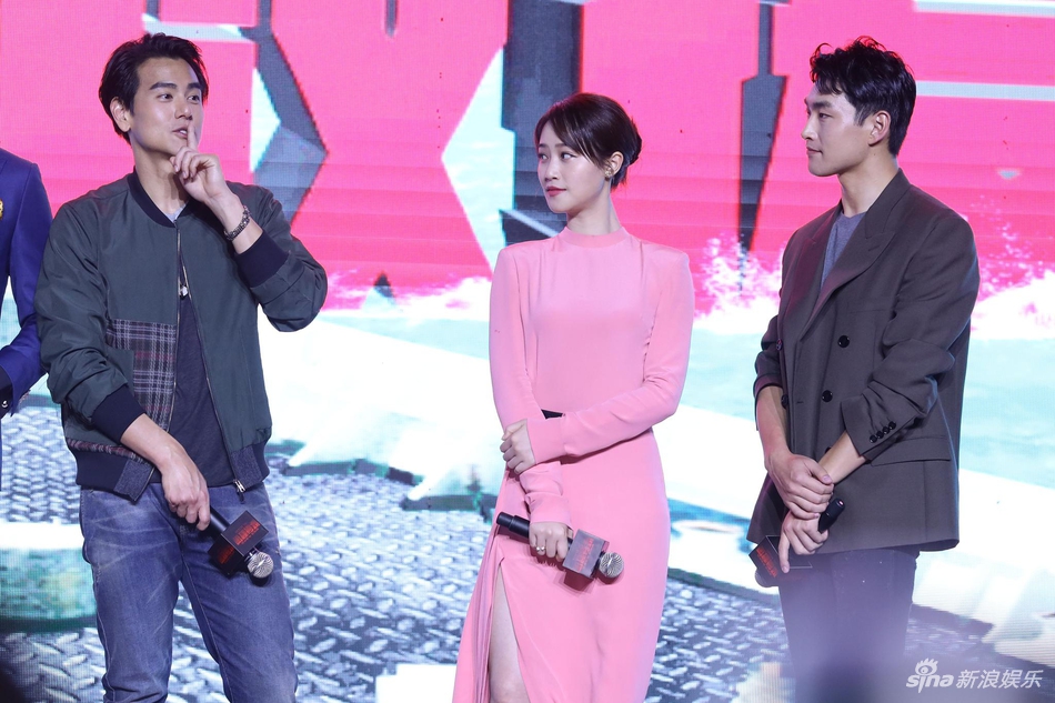 [奇趣网]《紧急救援》彭于晏玩导演人形立牌 向真实救援人比心