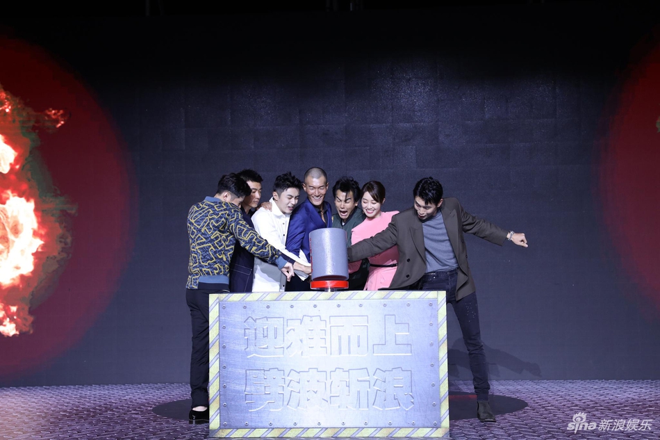 [奇趣网]《紧急救援》彭于晏玩导演人形立牌 向真实救援人比心