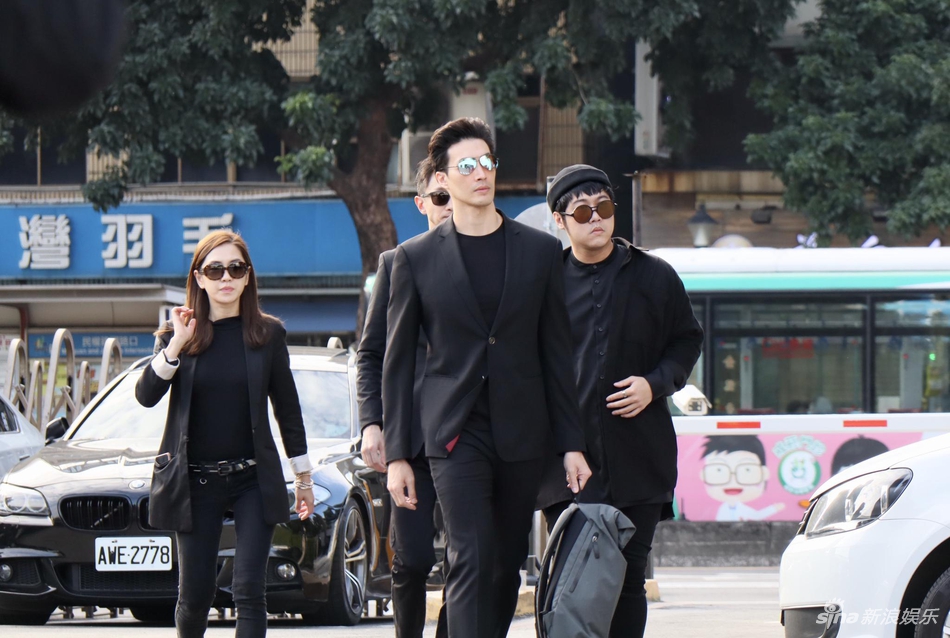 「奇趣网」高以翔遗体告别追悼会举行 浙江卫视总监现身快闪进场