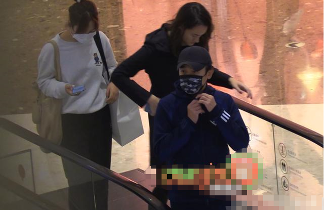组图：梁朝伟罕见带两名女助理逛街 购物有专人拎包_2