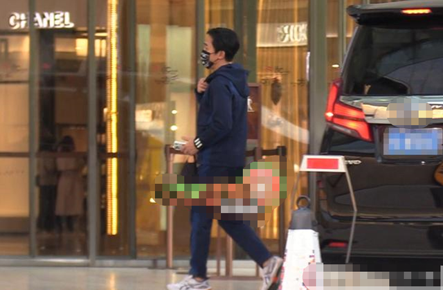 组图：梁朝伟罕见带两名女助理逛街 购物有专人拎包_1