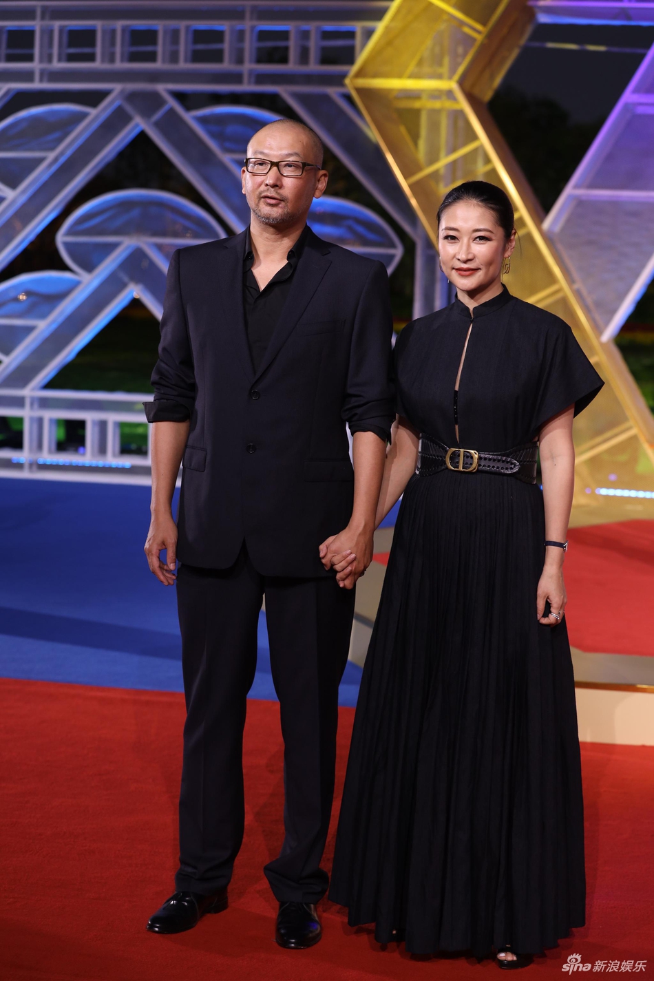 「奇趣网」超有爱！邓超孙俪齐走金鸡红毯 倪妮为刘诗诗整理裙摆