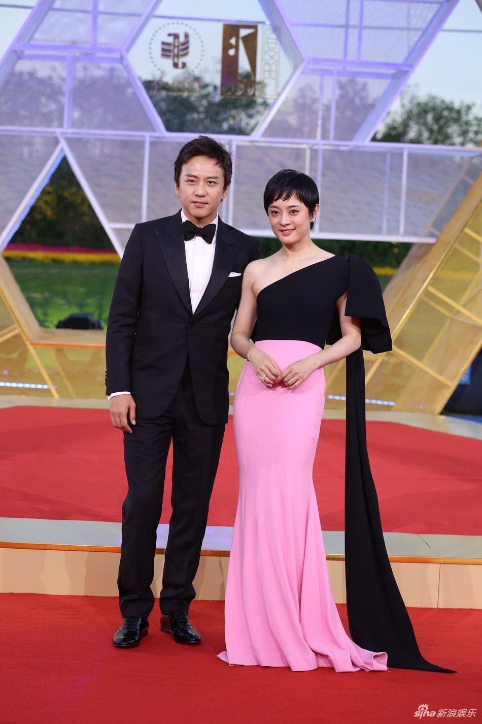 「奇趣网」超有爱！邓超孙俪齐走金鸡红毯 倪妮为刘诗诗整理裙摆