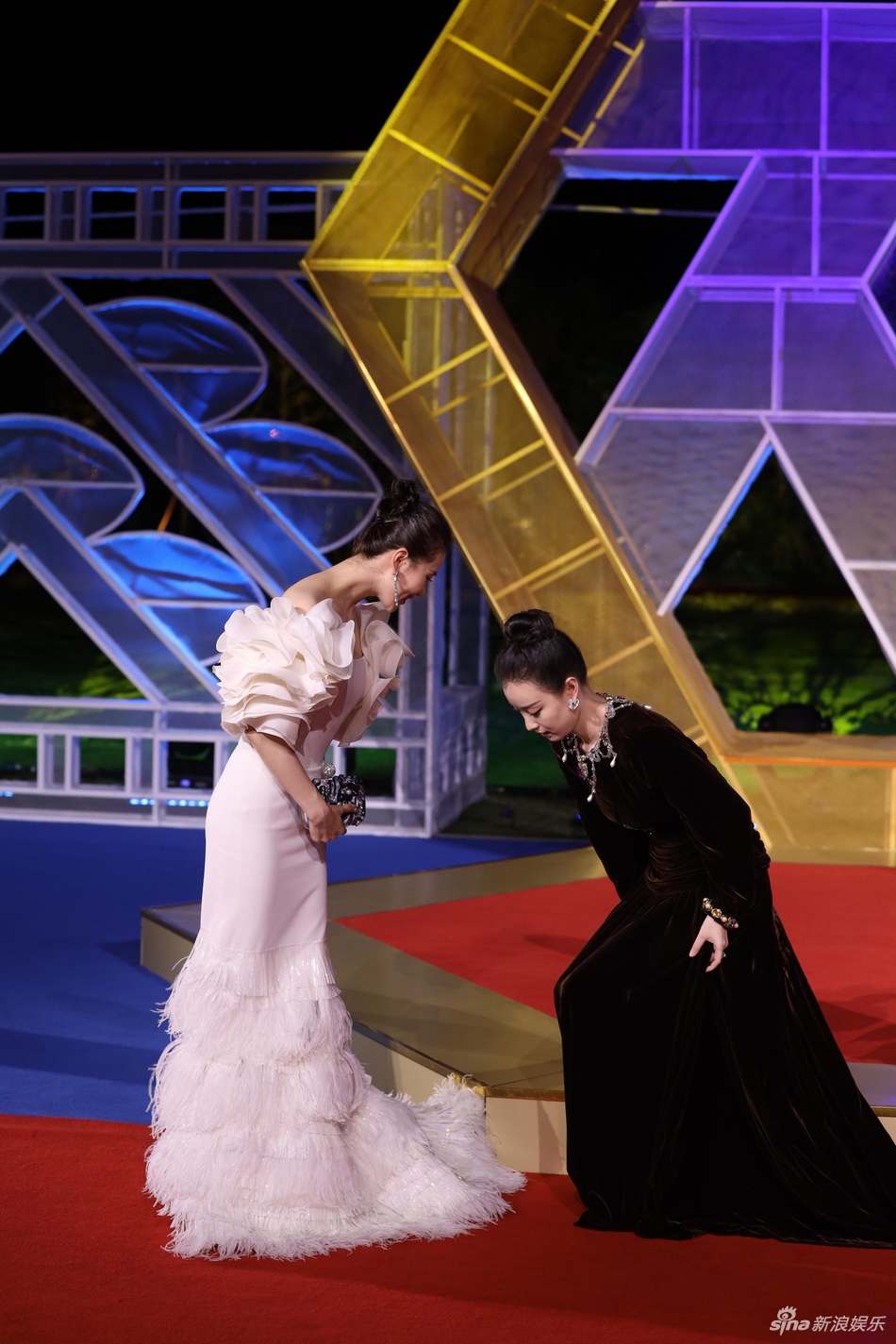 「奇趣网」超有爱！邓超孙俪齐走金鸡红毯 倪妮为刘诗诗整理裙摆