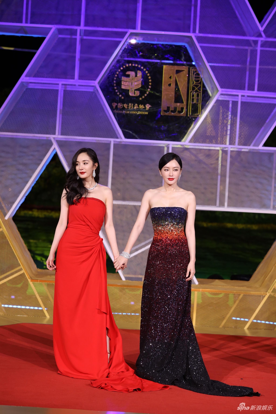 「奇趣网」超有爱！邓超孙俪齐走金鸡红毯 倪妮为刘诗诗整理裙摆