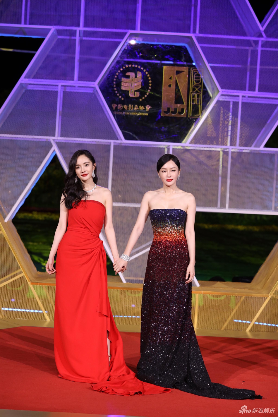 「奇趣网」超有爱！邓超孙俪齐走金鸡红毯 倪妮为刘诗诗整理裙摆