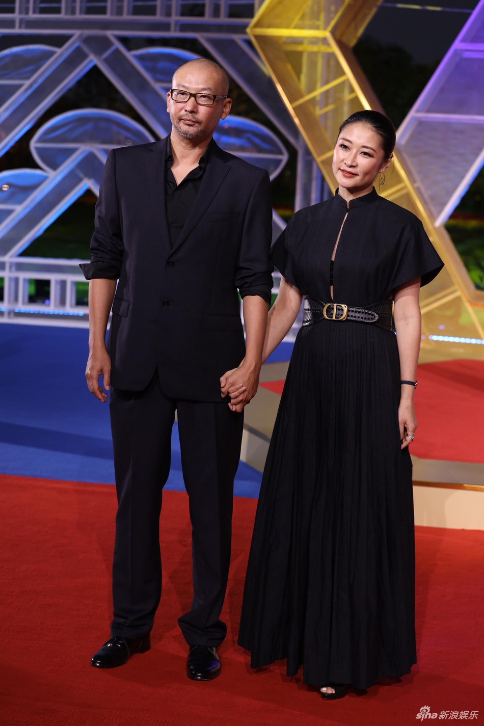 「奇趣网」超有爱！邓超孙俪齐走金鸡红毯 倪妮为刘诗诗整理裙摆