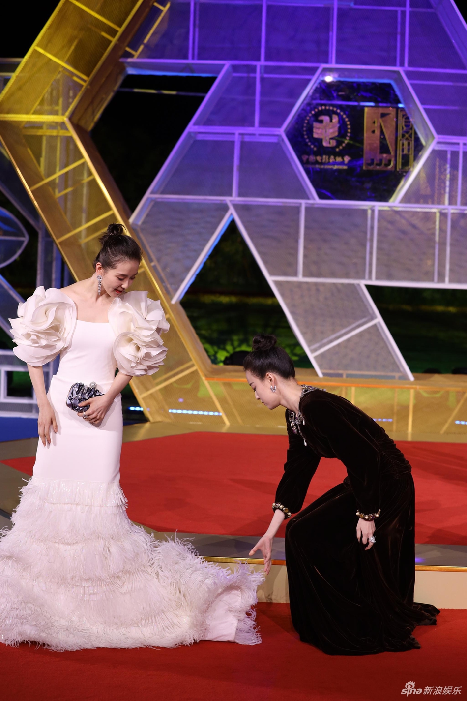 「奇趣网」超有爱！邓超孙俪齐走金鸡红毯 倪妮为刘诗诗整理裙摆