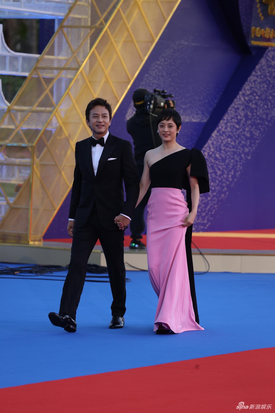 「奇趣网」超有爱！邓超孙俪齐走金鸡红毯 倪妮为刘诗诗整理裙摆