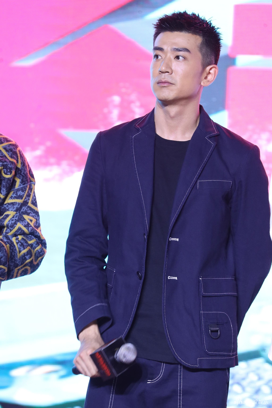 [奇趣网]《紧急救援》彭于晏玩导演人形立牌 向真实救援人比心