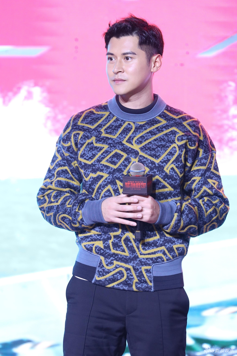 [奇趣网]《紧急救援》彭于晏玩导演人形立牌 向真实救援人比心