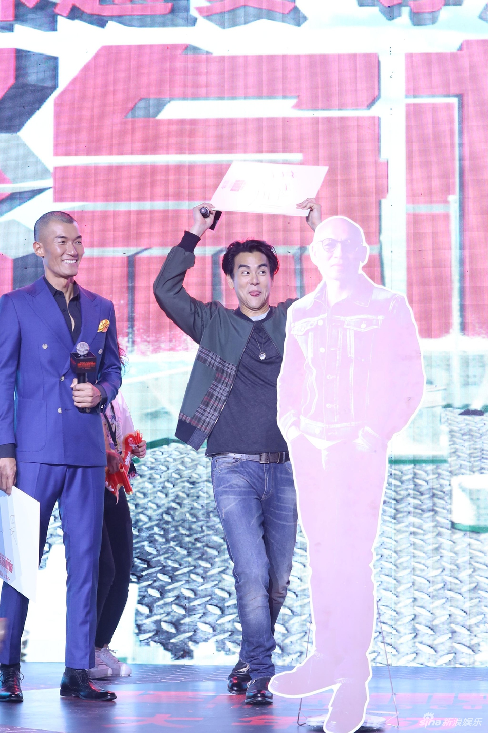 [奇趣网]《紧急救援》彭于晏玩导演人形立牌 向真实救援人比心