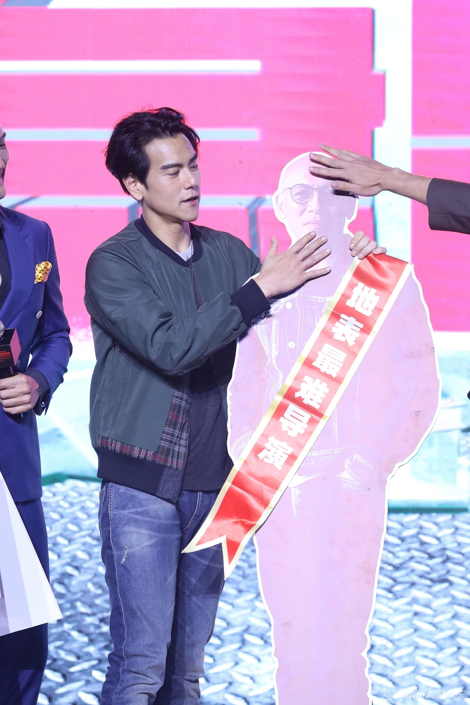 [奇趣网]《紧急救援》彭于晏玩导演人形立牌 向真实救援人比心