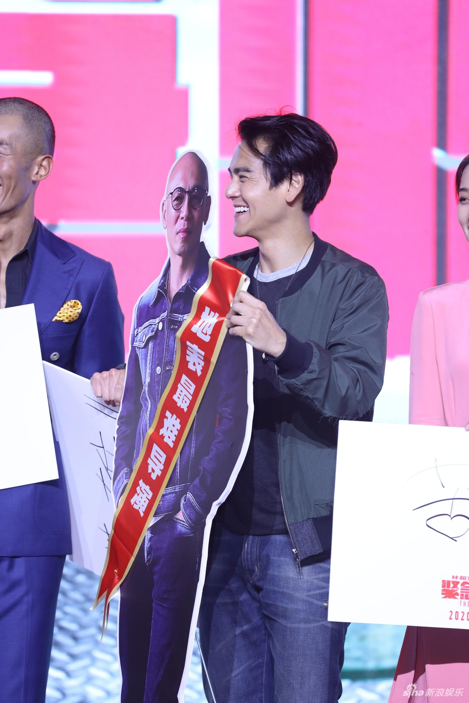 [奇趣网]《紧急救援》彭于晏玩导演人形立牌 向真实救援人比心