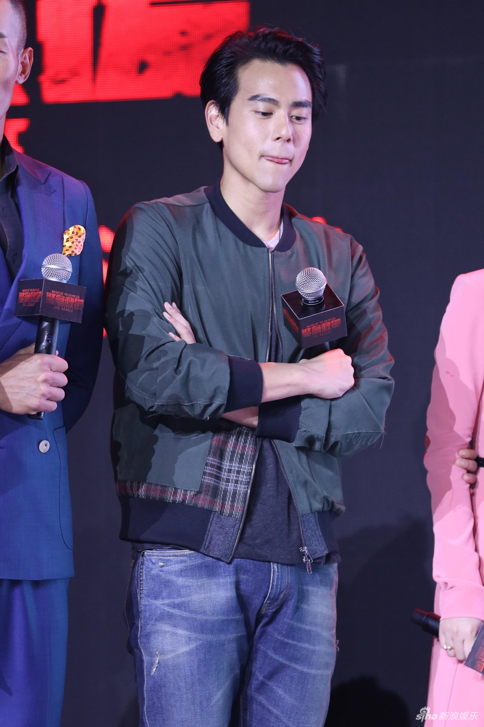 [奇趣网]《紧急救援》彭于晏玩导演人形立牌 向真实救援人比心