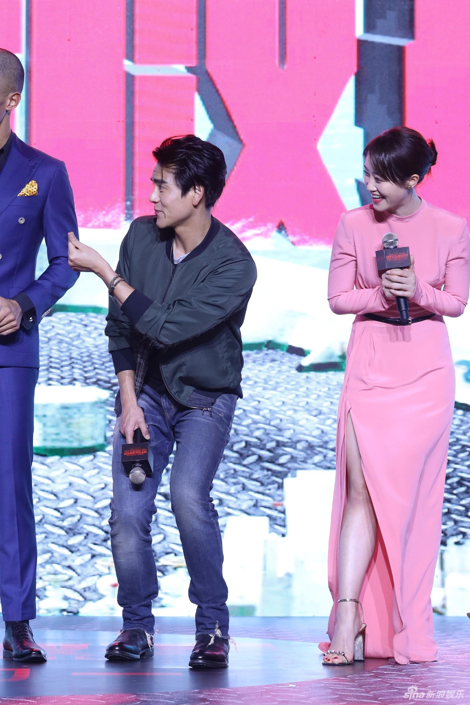 [奇趣网]《紧急救援》彭于晏玩导演人形立牌 向真实救援人比心