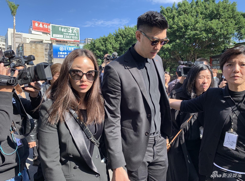 「奇趣网」高以翔遗体告别追悼会举行 浙江卫视总监现身快闪进场