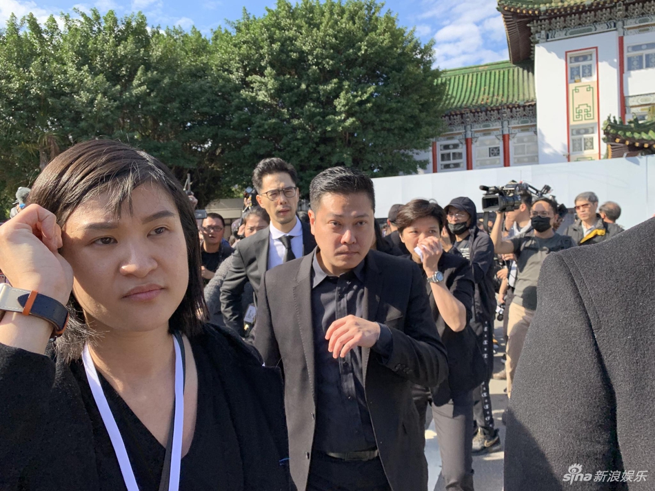 「奇趣网」高以翔遗体告别追悼会举行 浙江卫视总监现身快闪进场